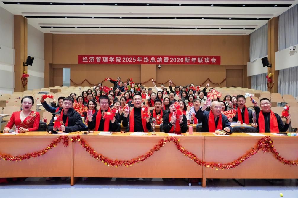 说明: 2026元旦大合影 说明: 2026元旦大合影