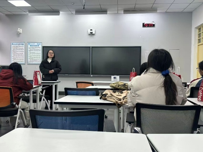 说明: 房间里有许多人AI 生成的内容可能不正确。